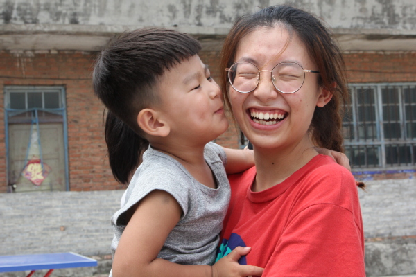 猴头脑村的孩子与队员孙梓滢合影 猴头脑村的孩子与队员孙梓滢合影