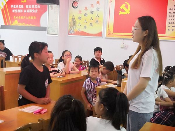 在聂楼村给小朋友讲解法律知识 在聂楼村给小朋友讲解法律知识