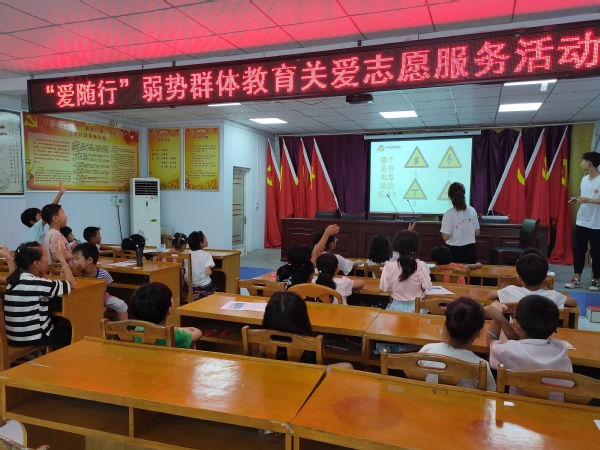 小朋友们积极回答用电安全问题 小朋友们积极回答用电安全问题