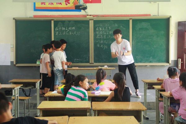 音乐课上老师带领大家一起唱歌 音乐课上老师带领大家一起唱歌