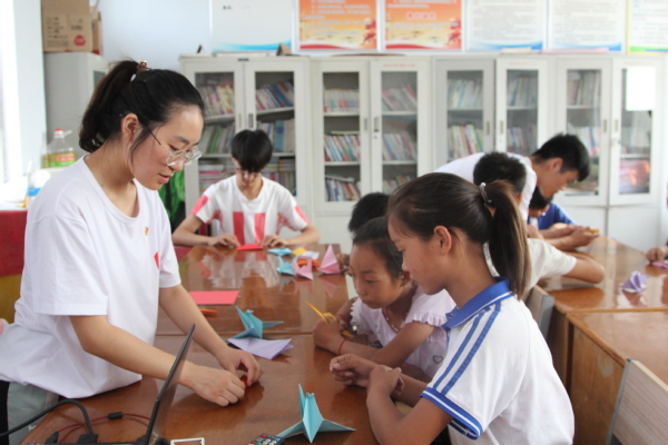 队员李丹示范折纸方法 队员李丹示范折纸方法