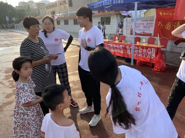 队员同时给家长和孩子讲解假期安全事项 队员同时给家长和孩子讲解假期安全事项