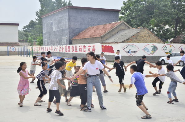 特色大课间时老师与孩子们嬉戏玩耍 特色大课间时老师与孩子们嬉戏玩耍