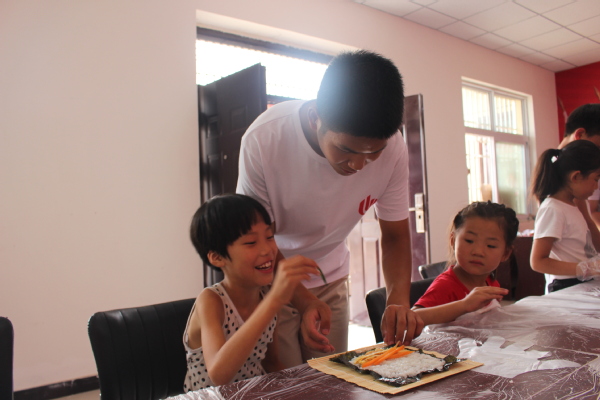 志愿者们和孩子合作制作寿司 志愿者们和孩子合作制作寿司