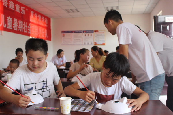 孩子们最喜欢的手工课,志愿者细心地进行指导 孩子们最喜欢的手工课,志愿者细心地进行指导