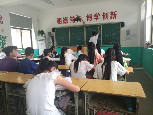 小朋友们认真听课 小朋友们认真听课