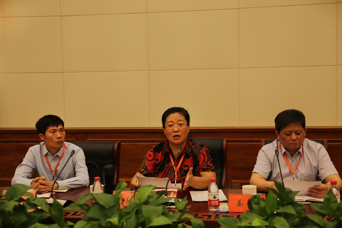 专家组组长刘静波在考查反馈会上讲话